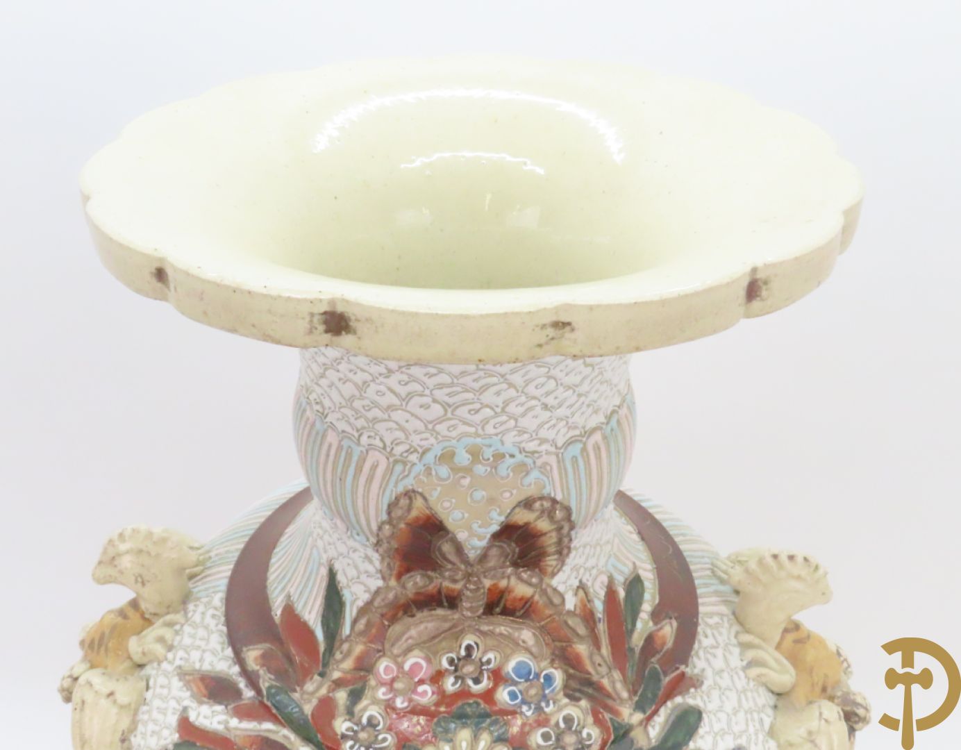 Paar Japanse Satsumat vazen met kijgerdecor en geanimeerde scènes, zijdelings met vogels bezet