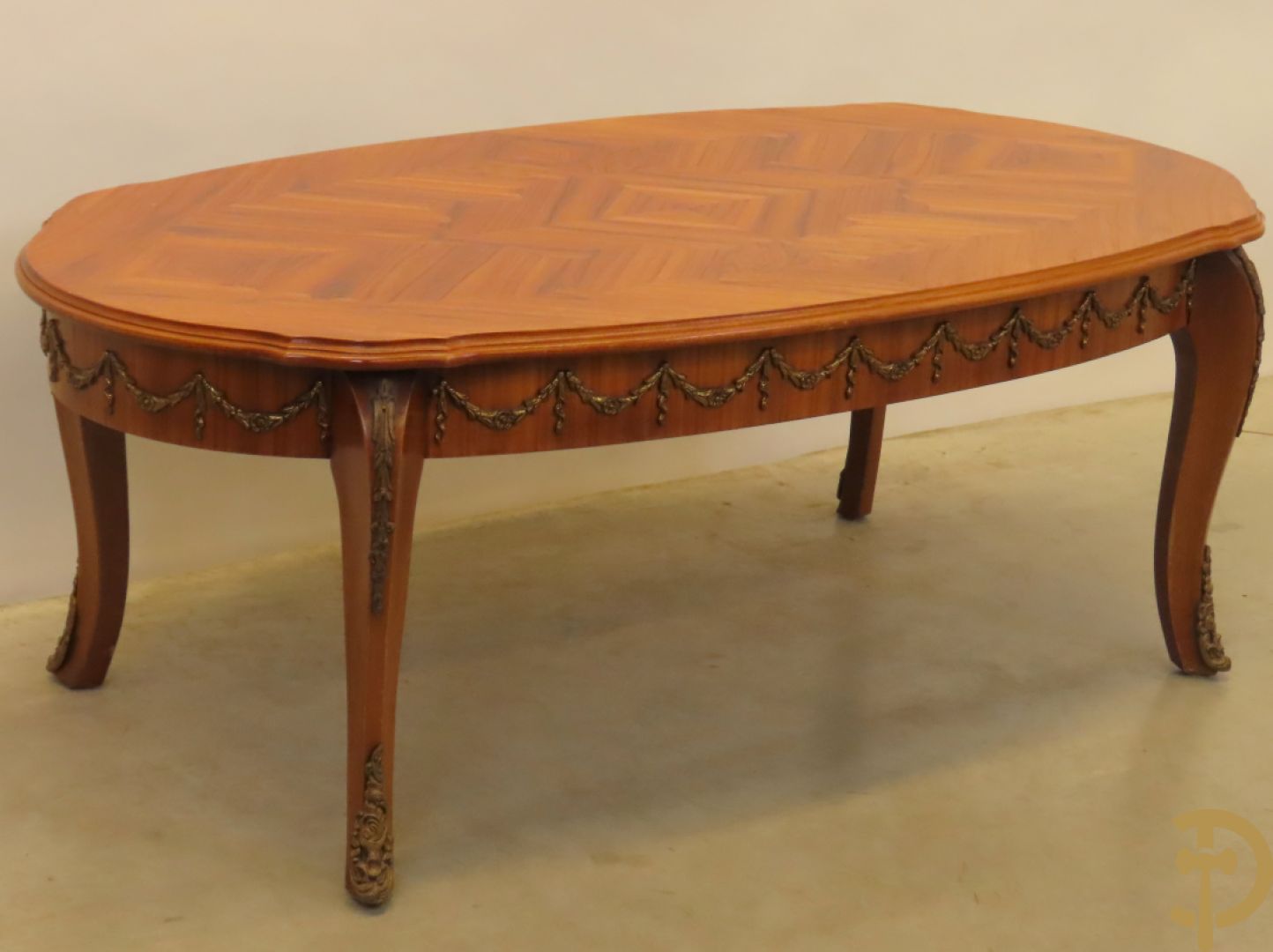 Notelaren ovale salontafel bezet met bronsbeslag