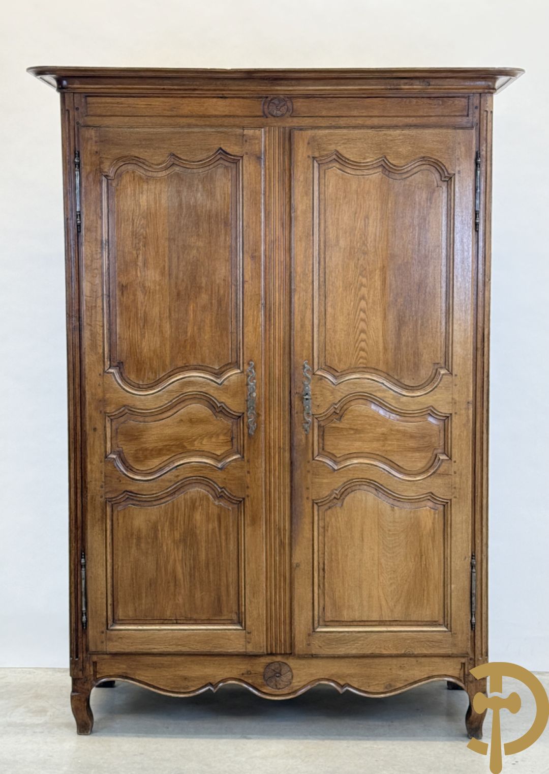 Massief eiken tweedeurskast met afgestoken panelen en gecanneleerde afgeronde hoeken