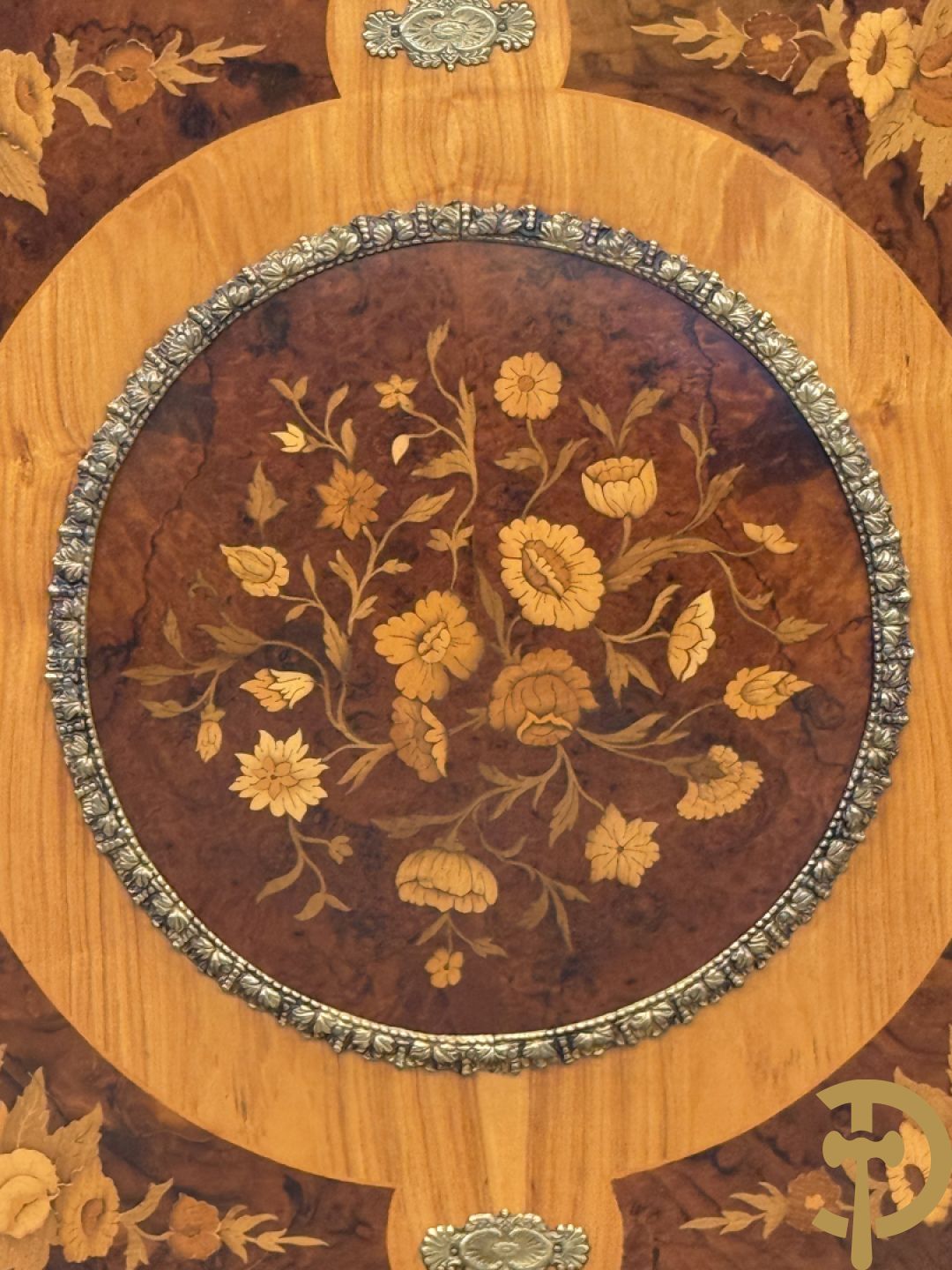 Notelaren driedeursdressoir met bloemenmarquetterie, bronsbeslag en marmeren blad