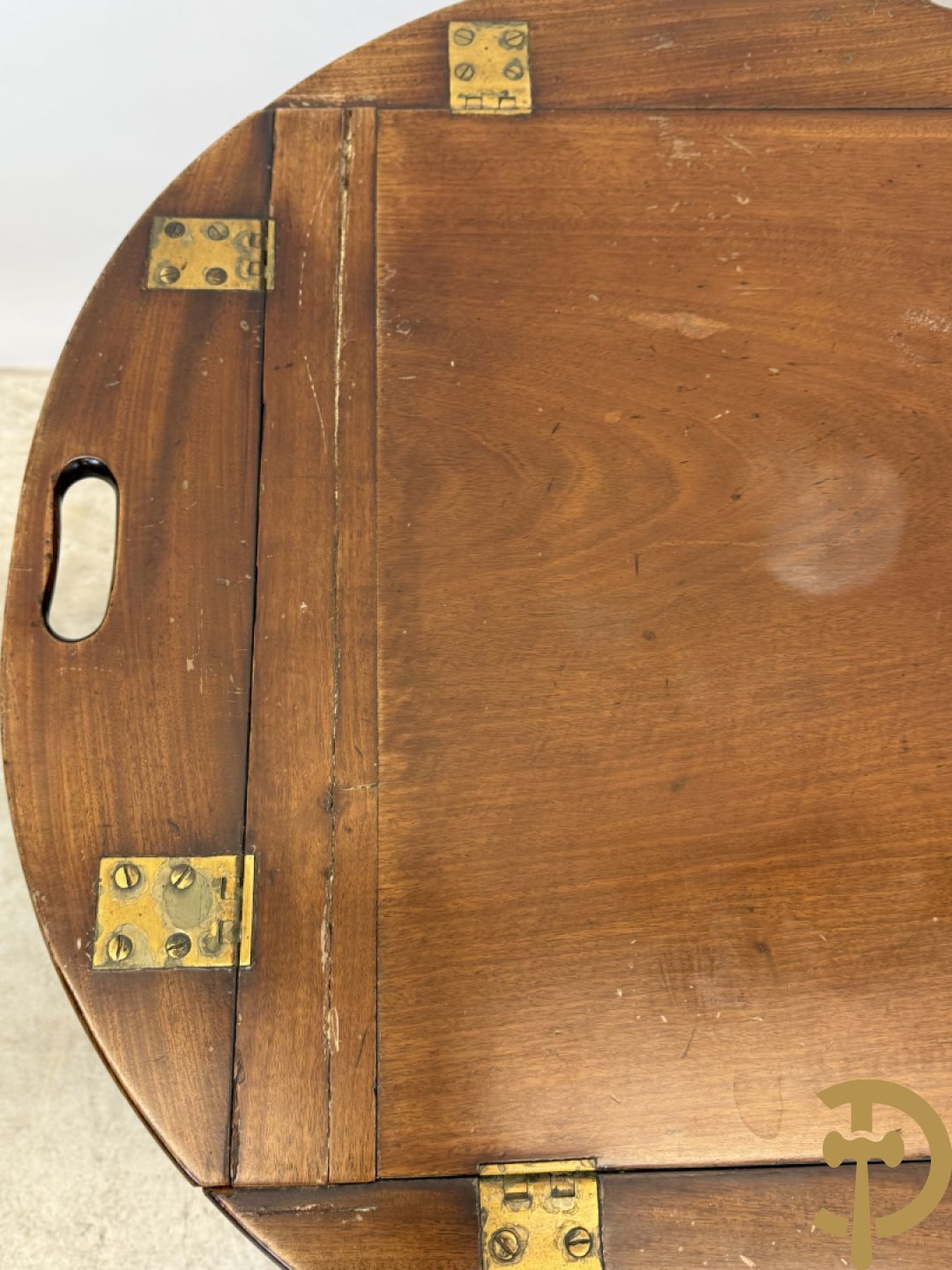 Engelse notelaren servingtable op vast onderstel