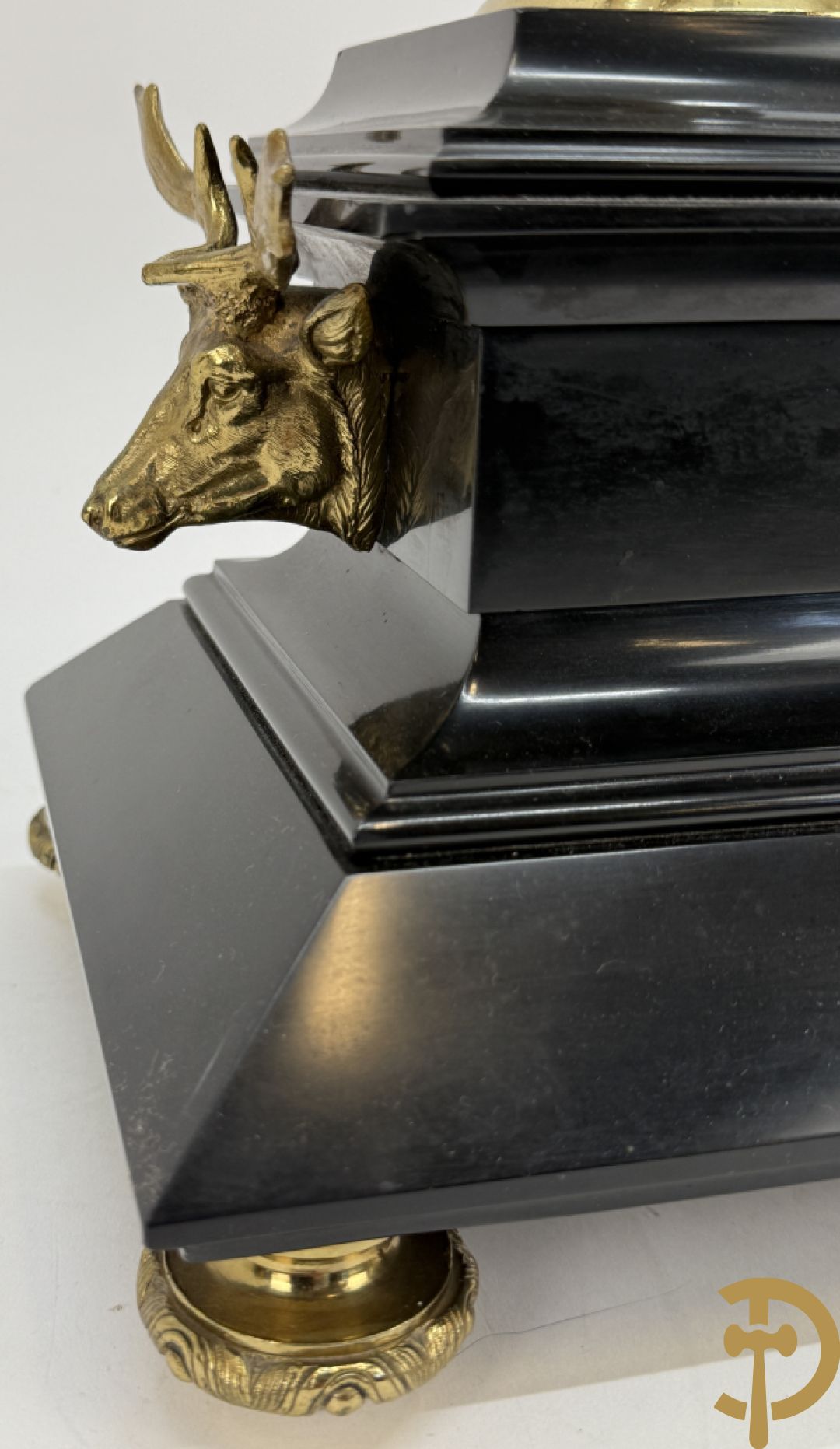 Zwart marmeren garnituur Napoleon III bestaande uit paar bronzen vuurrvergulde vijfarmige kandelaars bezet met vogels op zwarte marmeren basis met hertenkoppen + zwart marmeren middenstuk met klok bezet met hertenkoppen (zonder beeld)