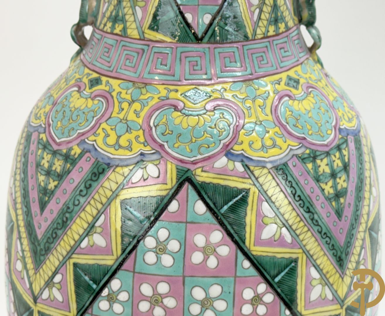 Chinese porseleinen vaas met ruitvormen en geometrische patronen, bovenaan met fo honden bezet