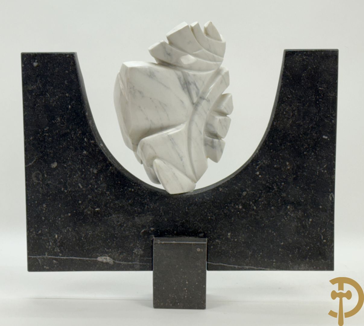 Ongetekend wit marmeren beeld op granieten onderstel