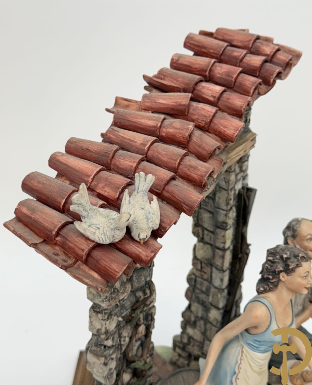 Italiaanse biscuit op houten sokkel met geanimeerde herbergscène