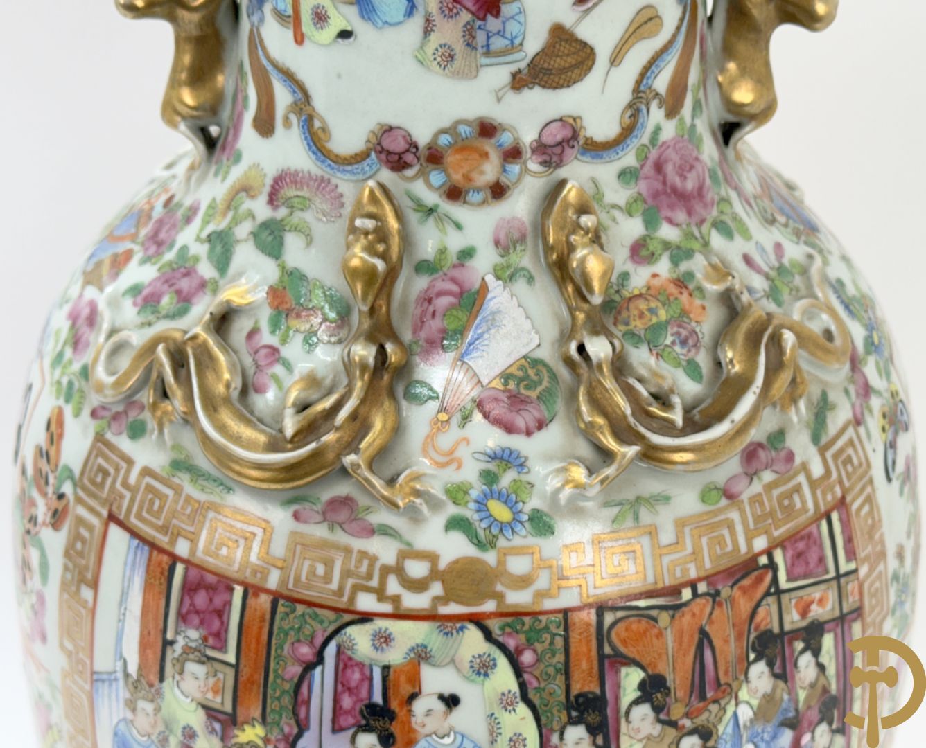 Chinese porseleinen Kanton vaas met geanimeerde hoftaferelen, natuurmotieven, fauna en floradecor