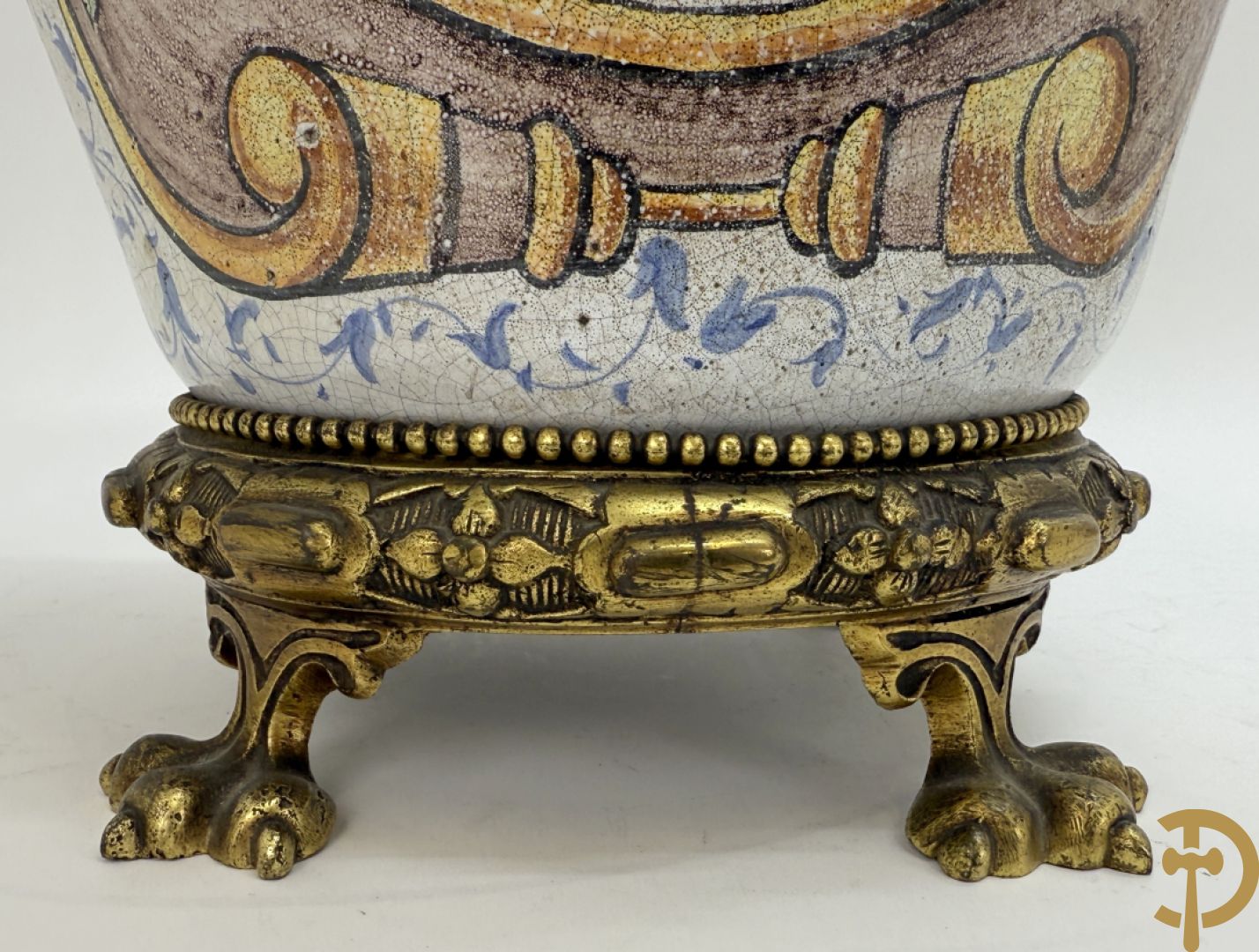 Dekselpotiche met decor van cupido in cartouche en bezet met bronzen ornamenten