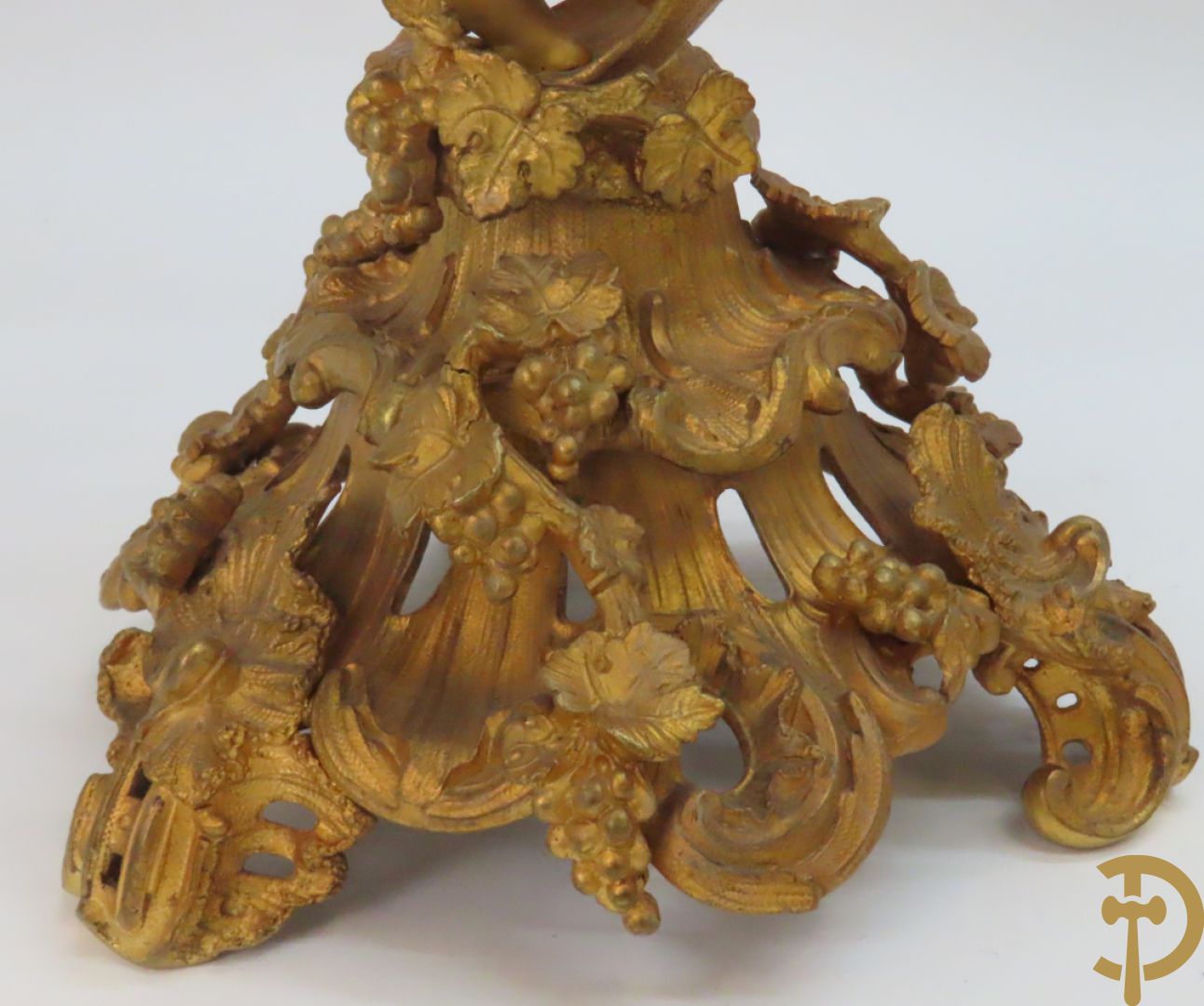 Bronzen schouwklok bezet met 2 cupido