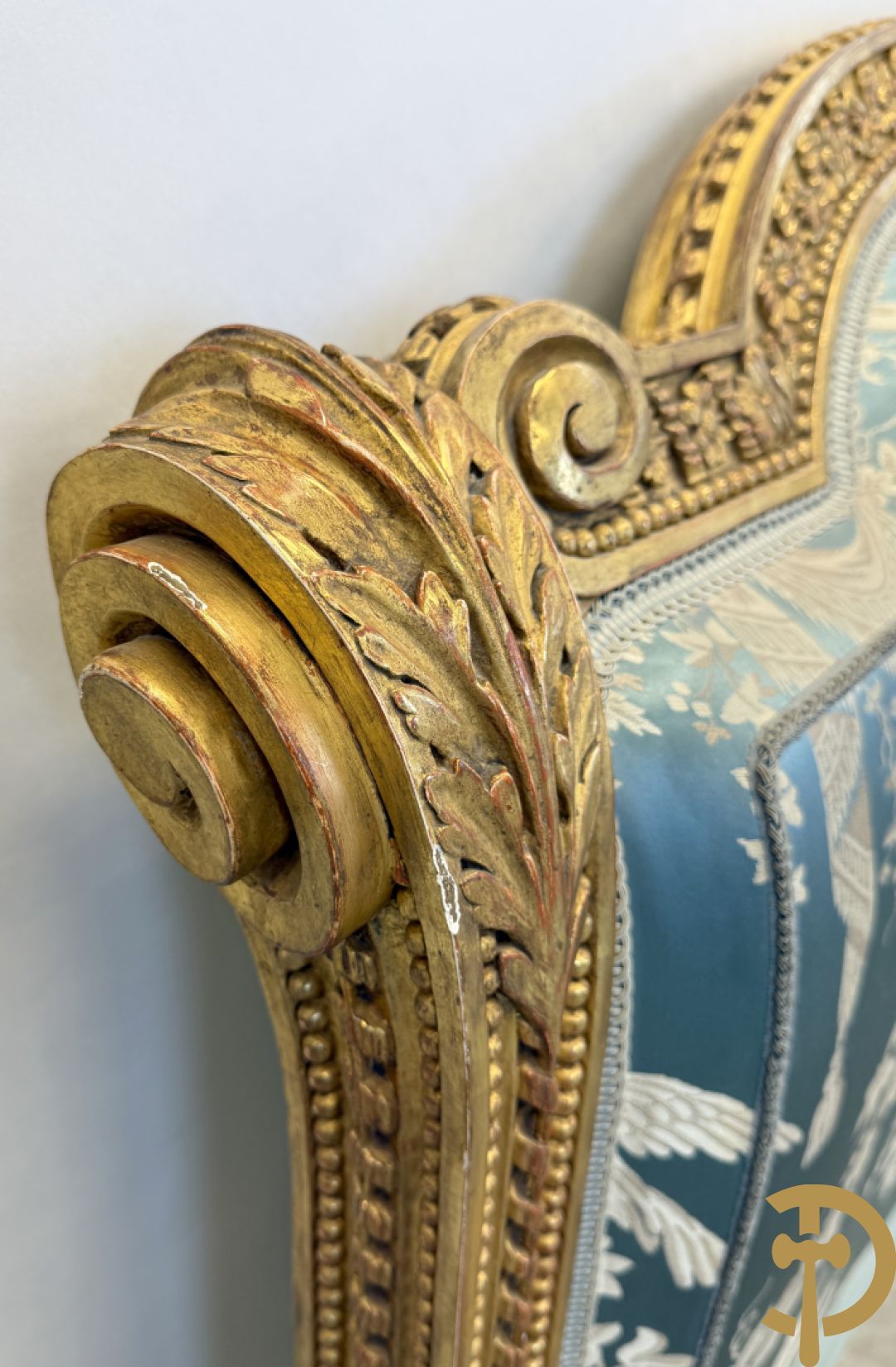 Verguld afgebogen Louis XVI bed met accanthusranken en voluutvormige ornamenten, mooi gestoffeerd met florale motieven