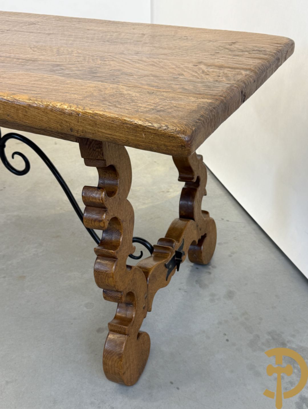 Massief eiken tafel met wangen en smeedijzer verbonden + 6 hoogleunige stoelen + 2 armzetels