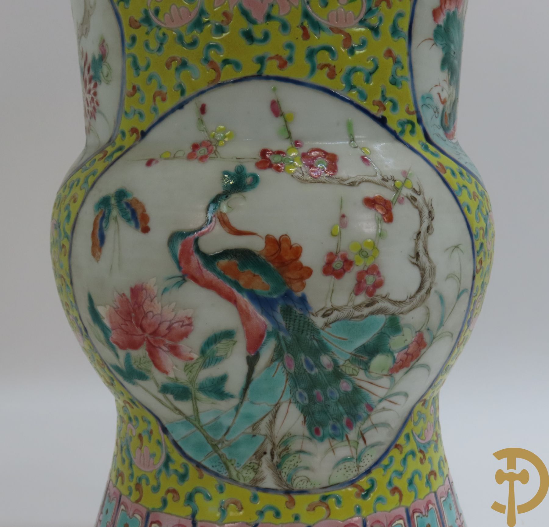 Chinese porseleinen vaas met fenix- en bloemendecor op gele fond