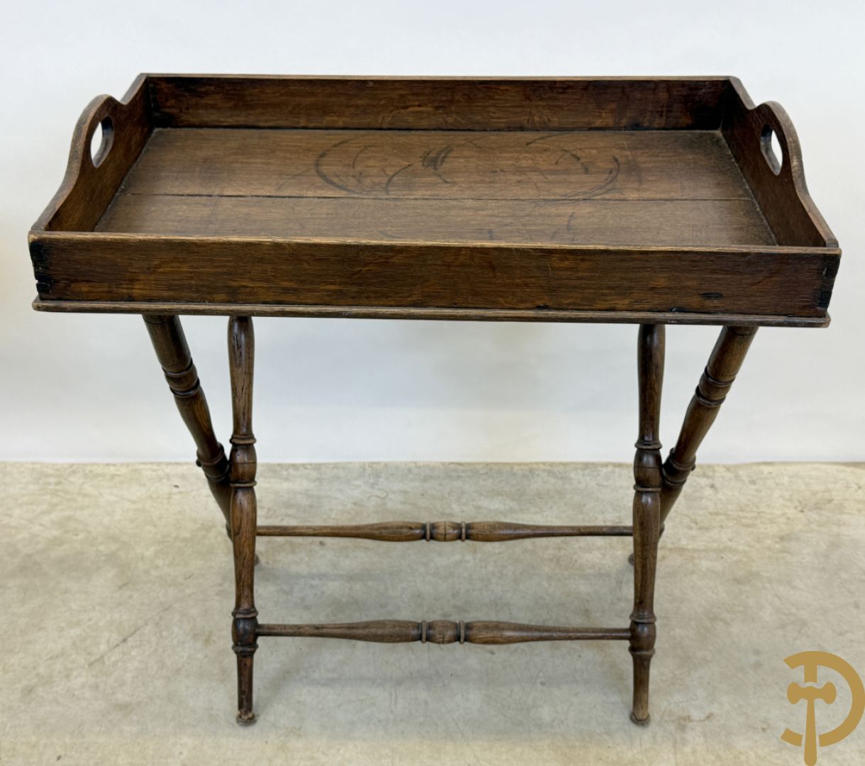 Engelse butlertray met rechthoekige plateau en Engelse butlertray met ovale plateau