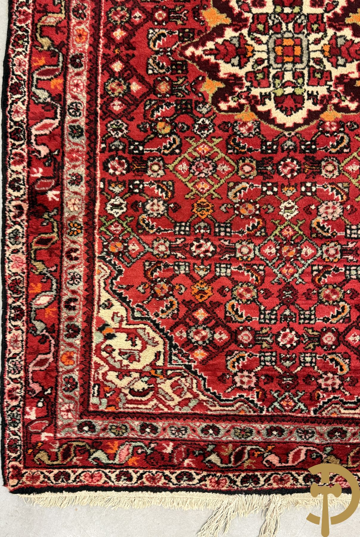 Drie oosterse handgeknoopte tapijten met bloemen- en vazendecor