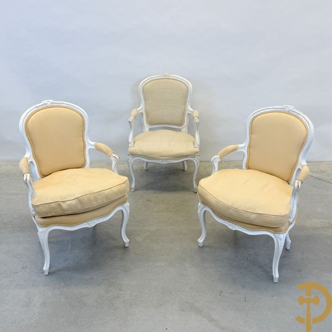 Paar wit gemonochromeerde Louis XV armzetels op voluutvormige poten + 1 andere