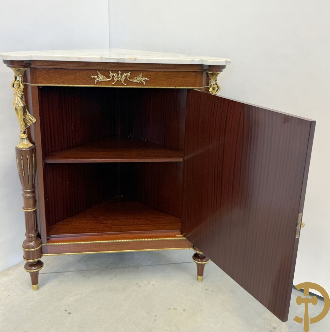 Notelaren hoekkast bekroond met dame, zijdelings met ballusters - met wit marmeren blad