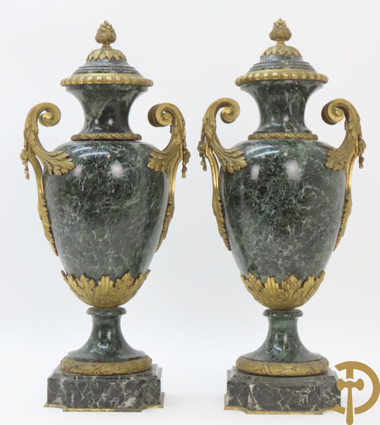 Paar marmeren cassolettes met los deksel, zijdelings bezet met accanthusranken en bloemen