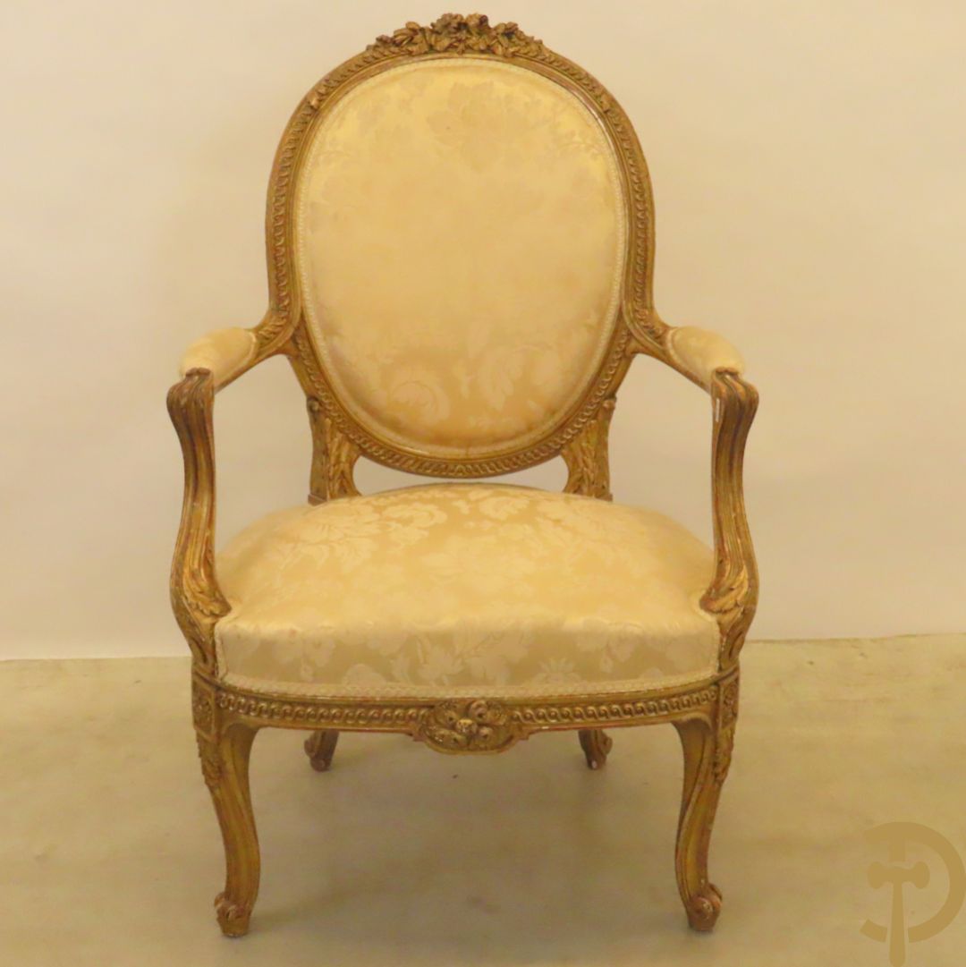 Vergulde armzetel met ovale medaillon bezet met bloemendecor, Louis XVI stijl, 19e