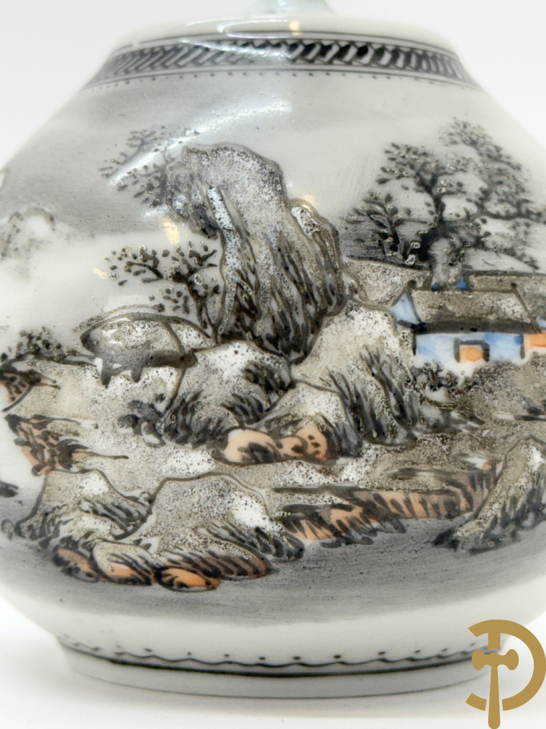 Chinees porseleinen theekannetje met landschapsdecor, vooraan en achteraan Chinese tekens, Republieks periode + kleine Kanton theekan