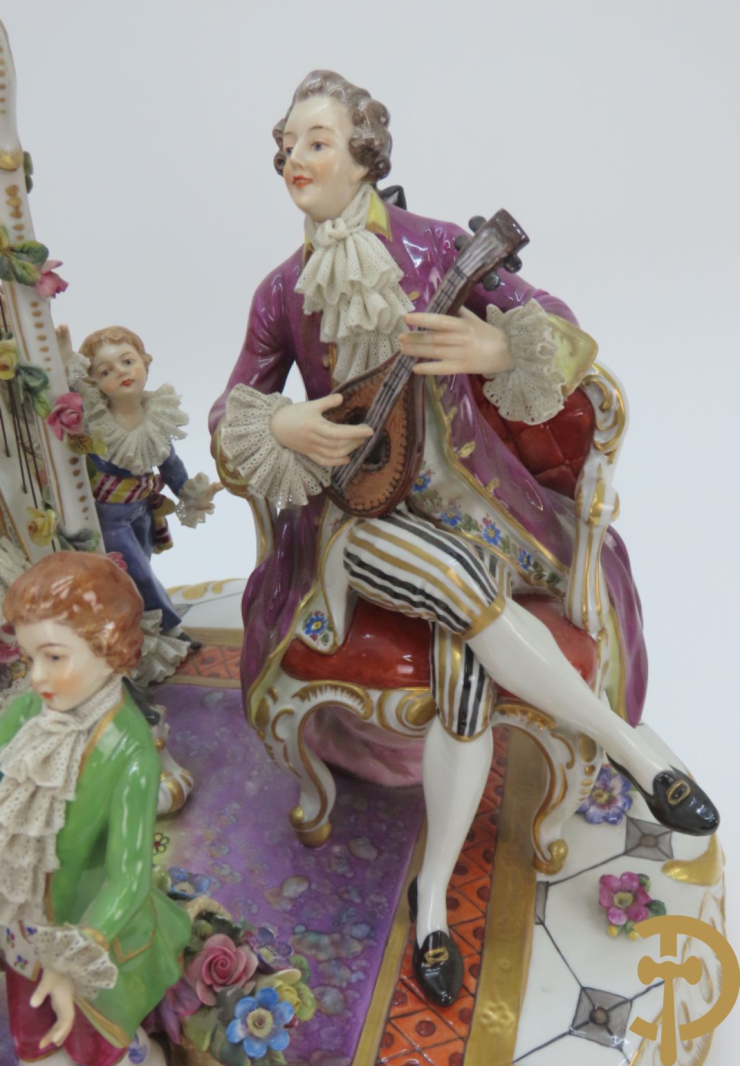 Grote gekleurde porseleinen geanimeerde groep met 7 muziekspelers