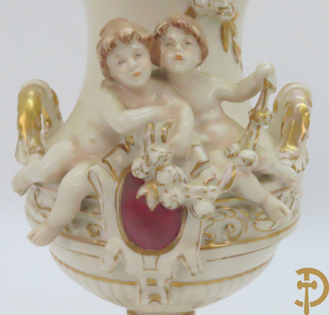 Koets in Royal Dux getrokken door cupido