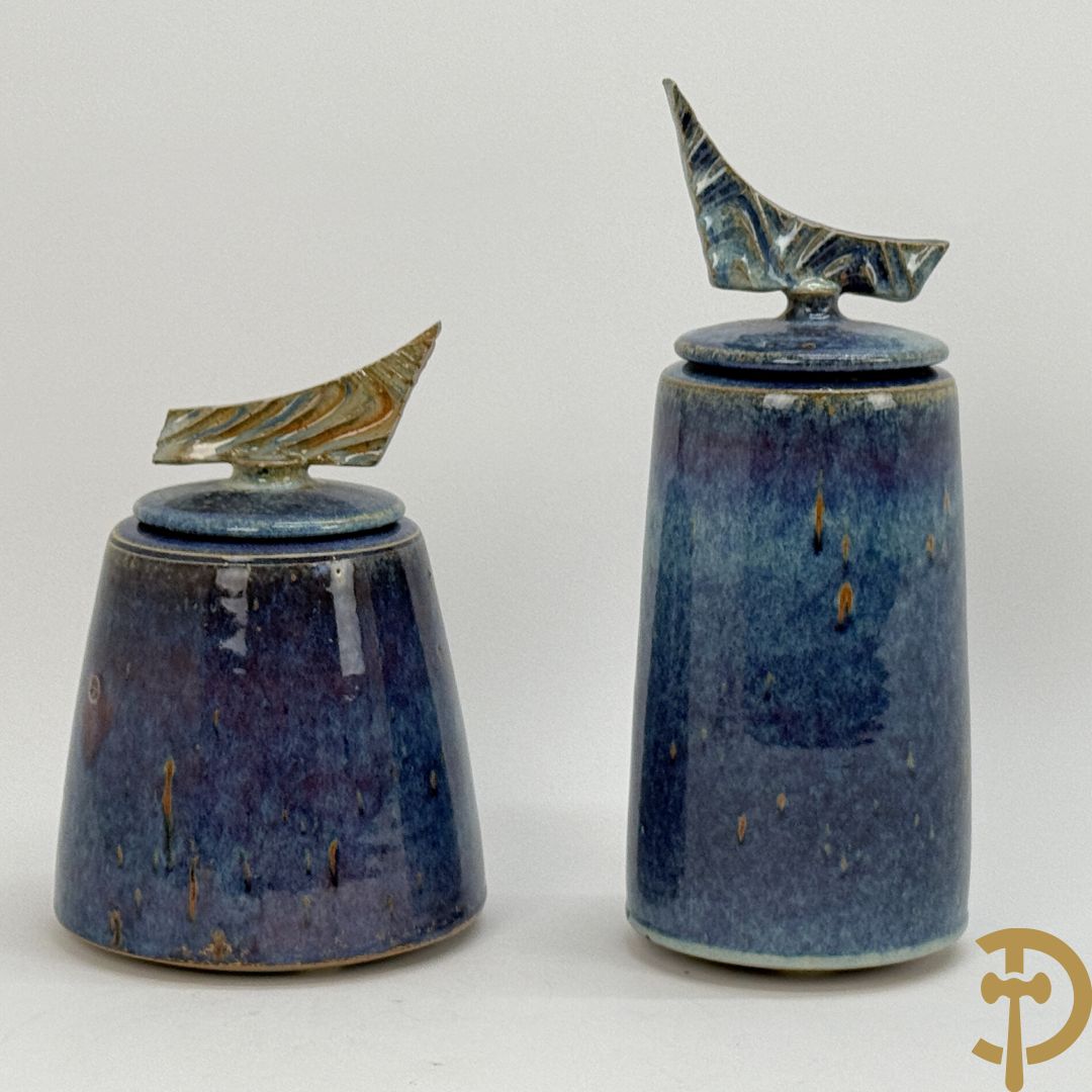 LEI HANNEN (van) onderaan gemerkt - Paar design dekselpotiches van geglazuurde keramiek