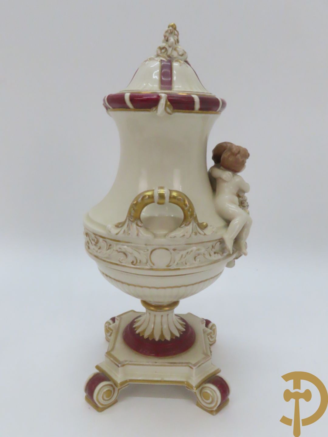 Koets in Royal Dux getrokken door cupido