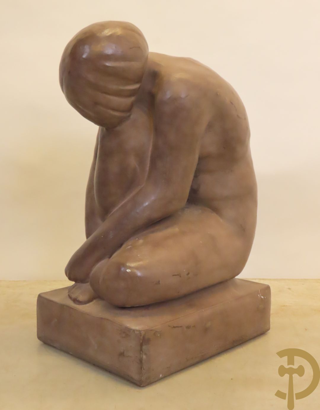 Geknielde zittende gepatineerde dame in composiet, Art deco stijl