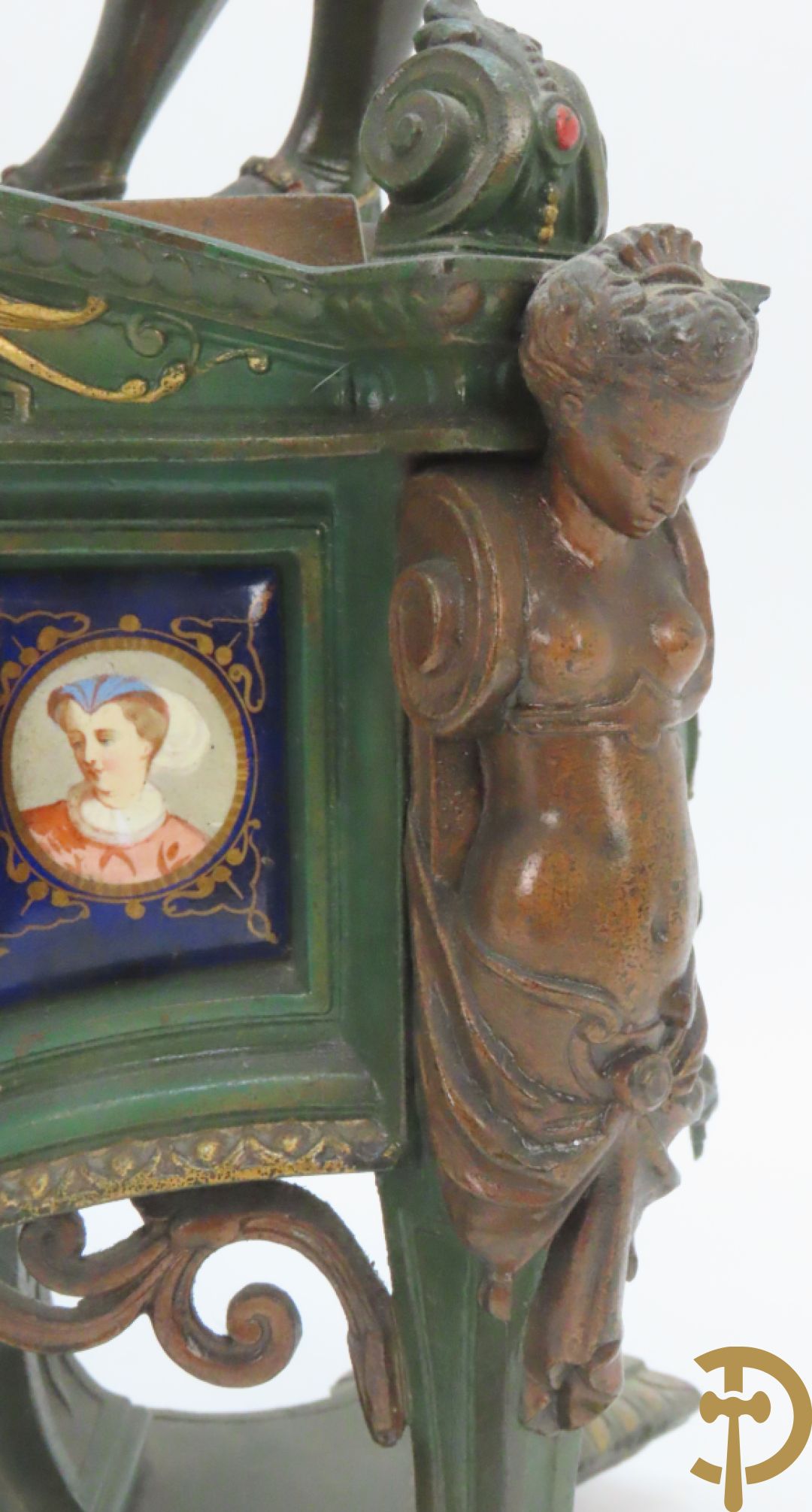 Driedelige kunstbronzen garnituur bestaande uit pendule met paar schakende edelheren, bezet met kariatiden - geflankeerd door paar driearmige kandelaars gehouden door 2 edelheren