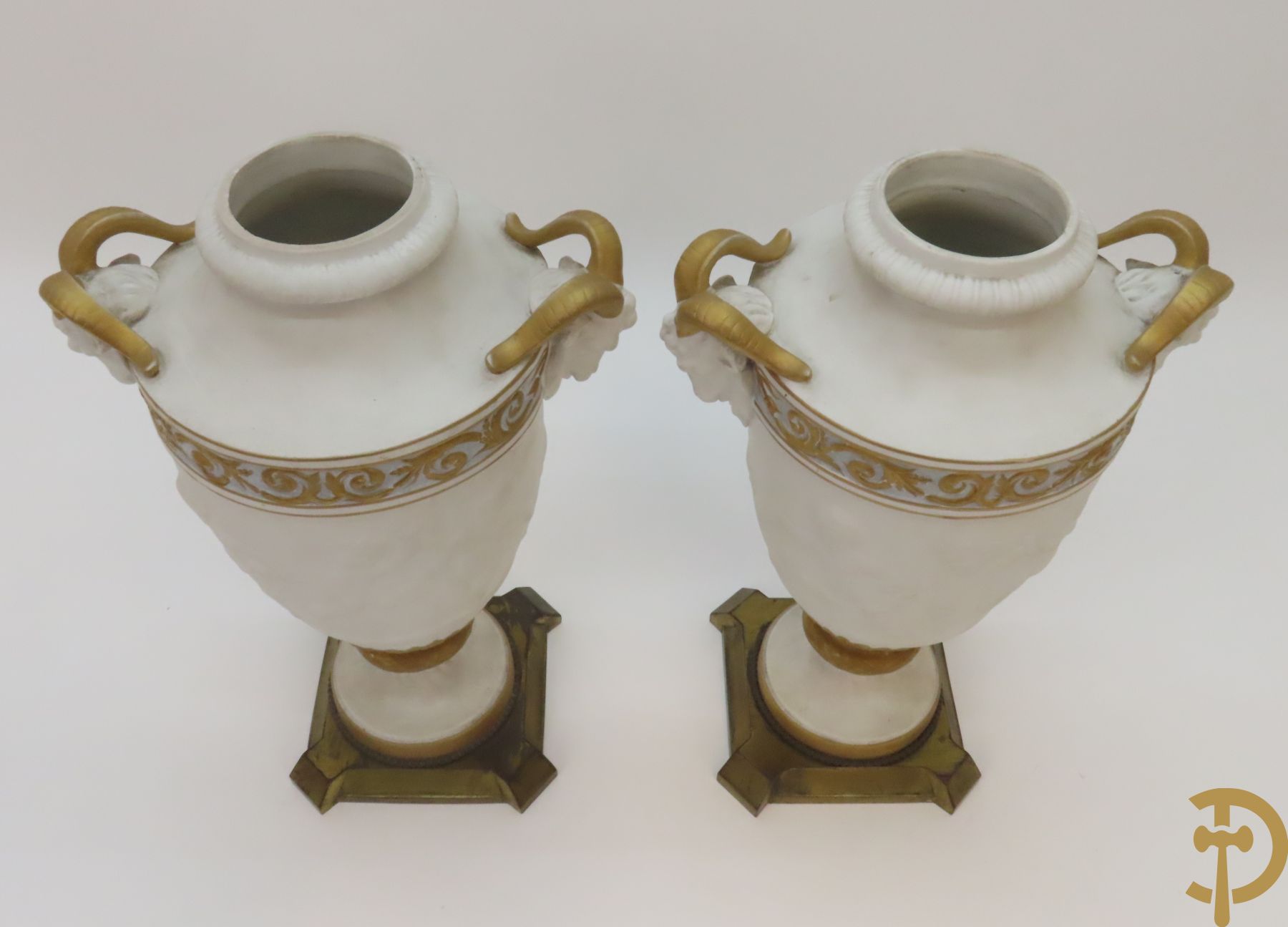 Paar porseleinen vazen met ramskoppen en basrelief van cupido