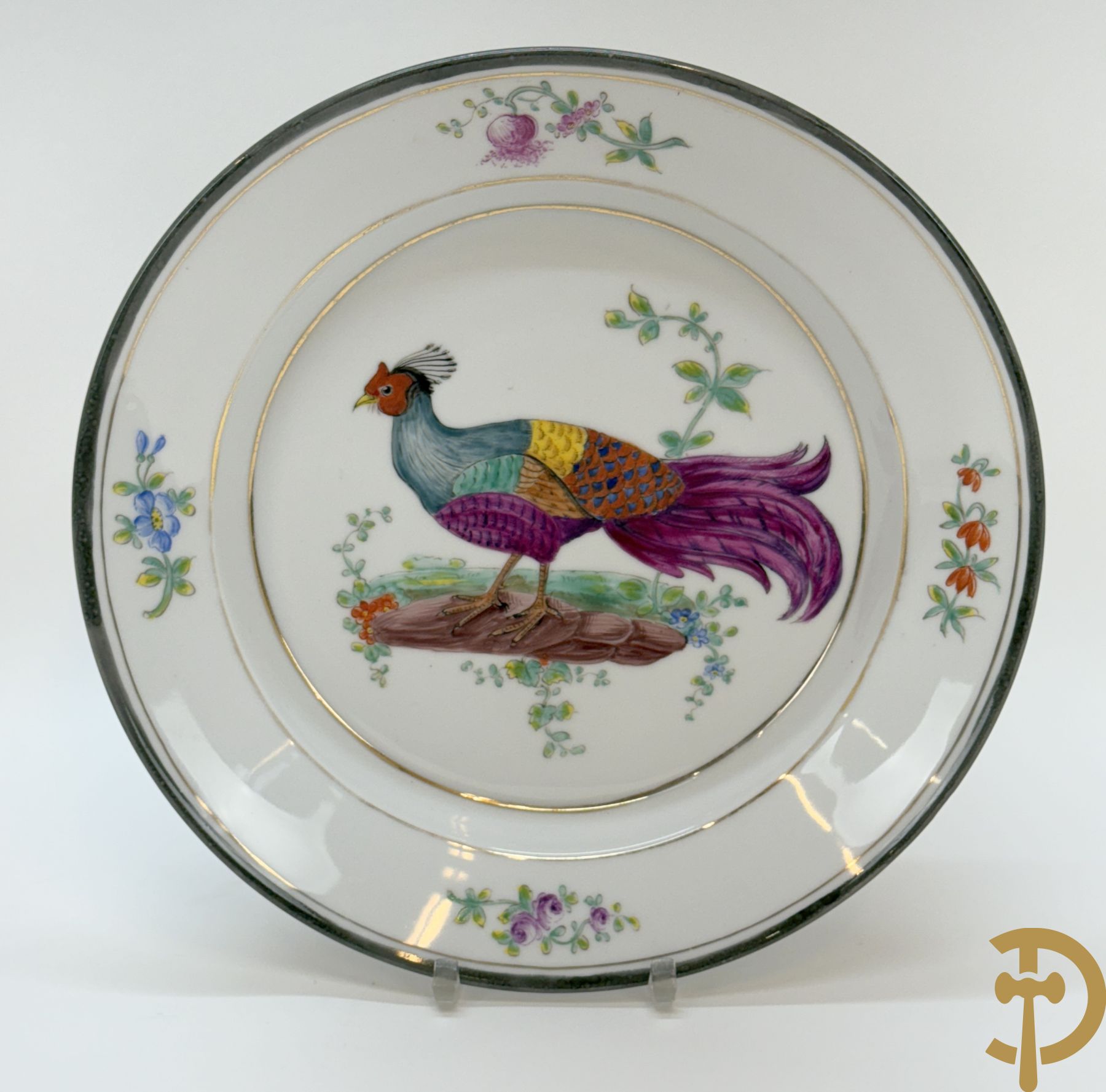 Paar handgekleurde Franse porseleinen borden met vogeldecor, 19e