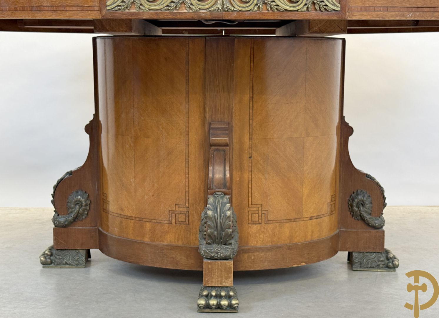 Ovale geparketteerde notelaren tafel bezet met bronzen ornamenten, Art deco Decoene