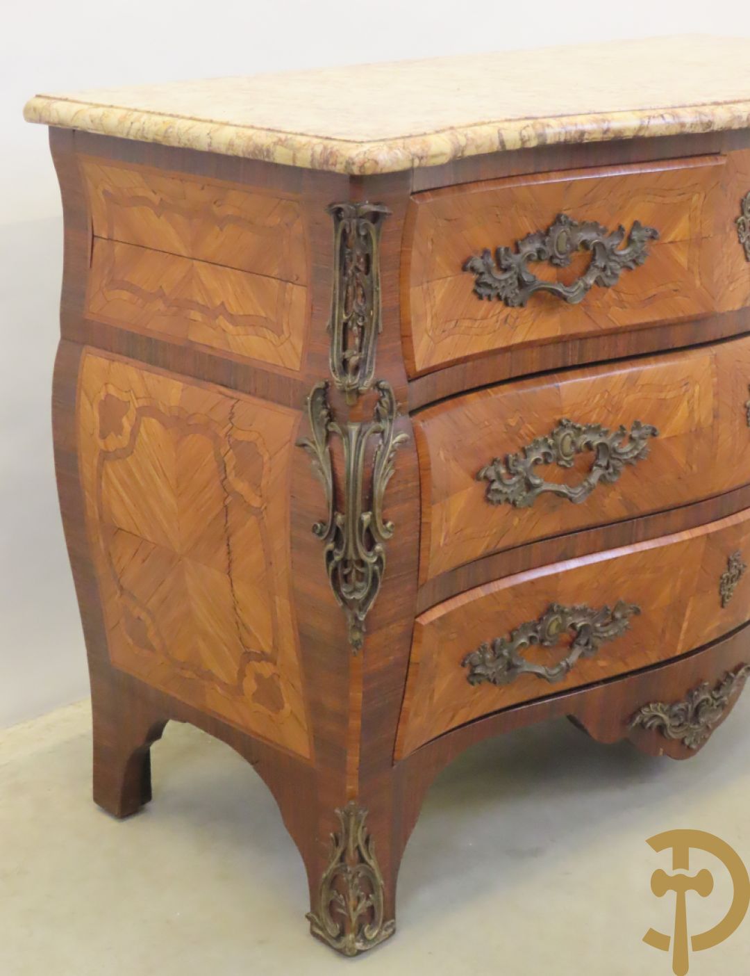 Gegalbeerde vierladencommode met bronsbeslag, marqueterie en marmeren blad