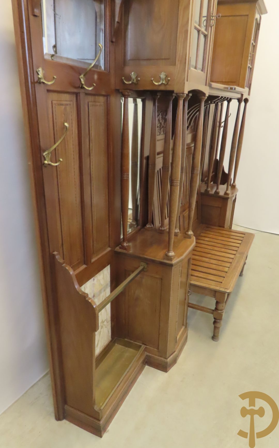 Notelaren Art Deco bank met étagère en paraplustaanders - centraal met spiegel