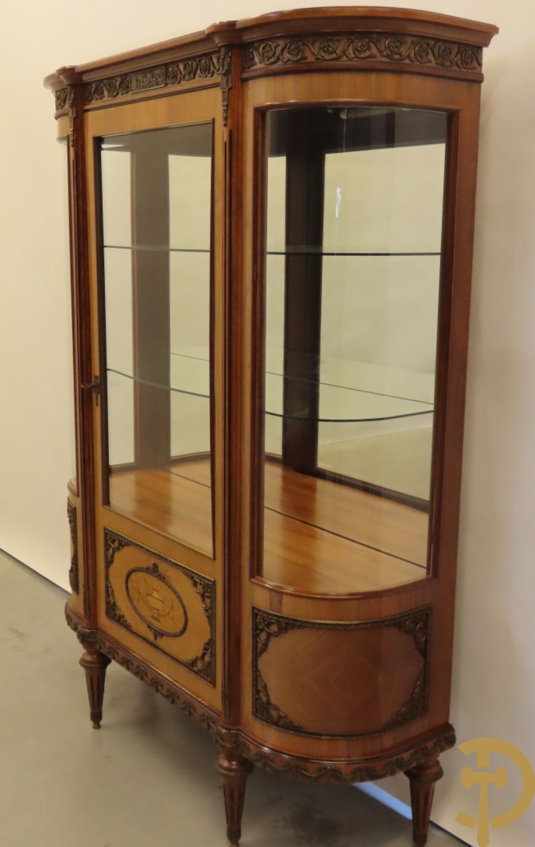 Notelaren eetkamer Louis XVI stijl bestaande uit vijfdeursdressoir met bloemenmarquetterie, bronsbeslag en wit marmeren blad, ovale uittrekbare tafel, 6 stoelen met leder bekleed en gegalbeerde vitrine met geslepen ruitjes