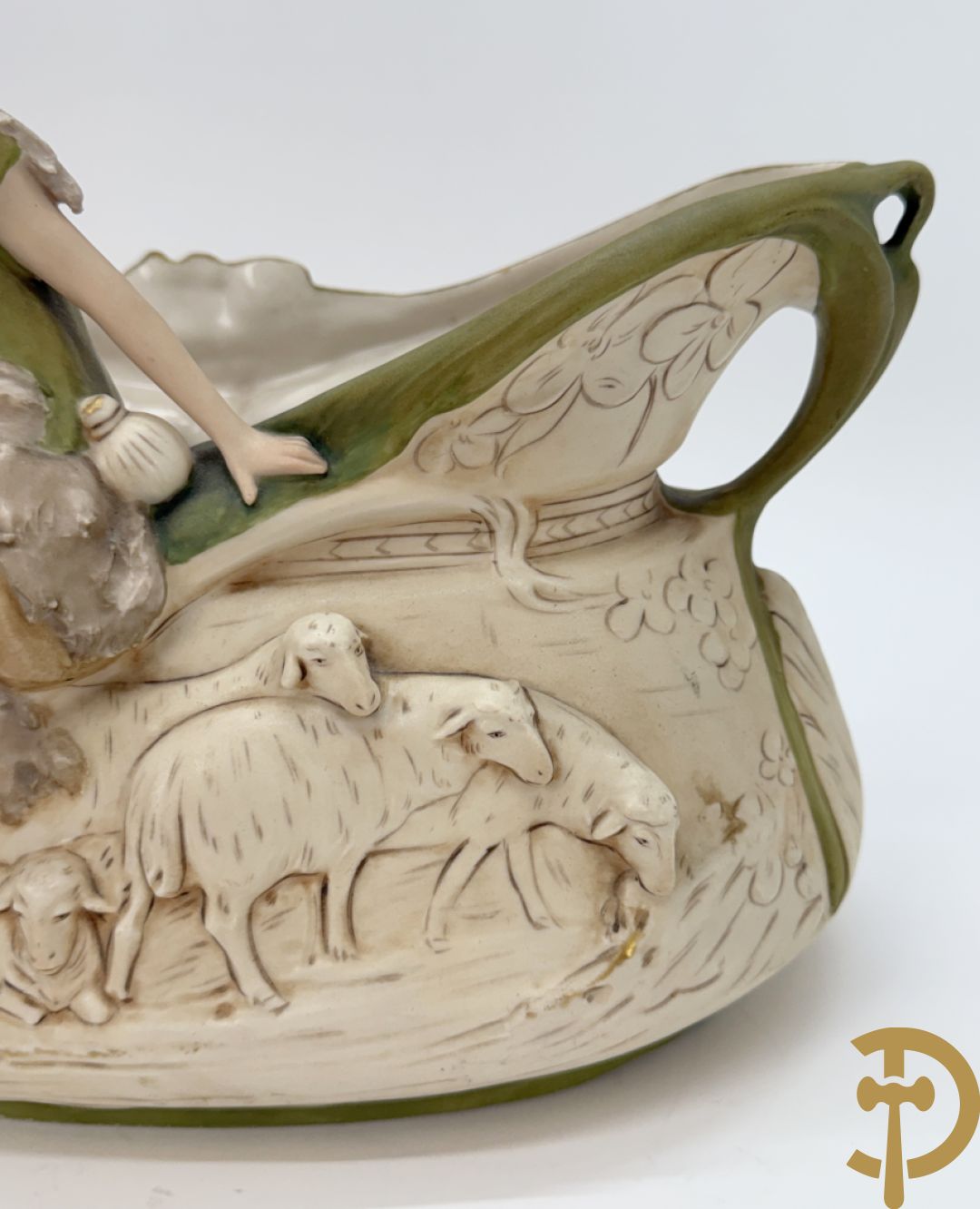 Coupe in Royal Dux met herder en schapen, nummer 1224, gemerkt onderaan