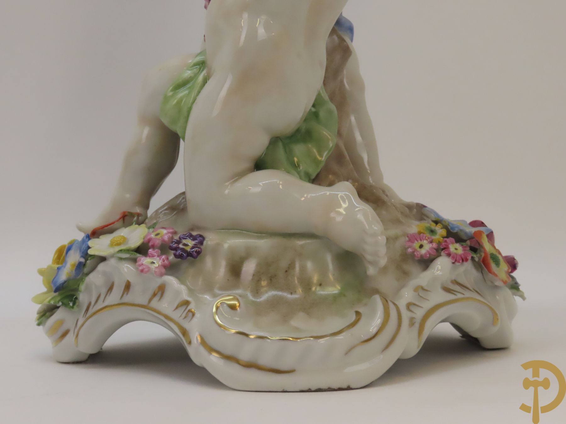 Twee porseleinen vijfarmige kandelaars met cupido