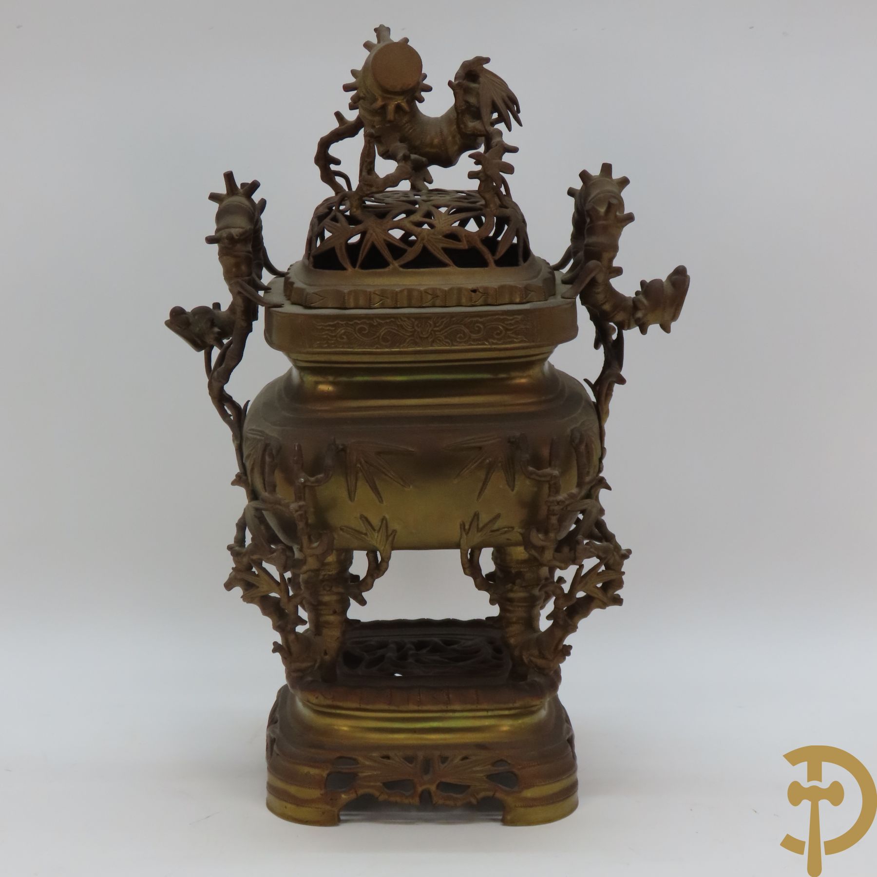 Aziatische bronzen drieledige brule parfum met natuurelementen en grillige figuren