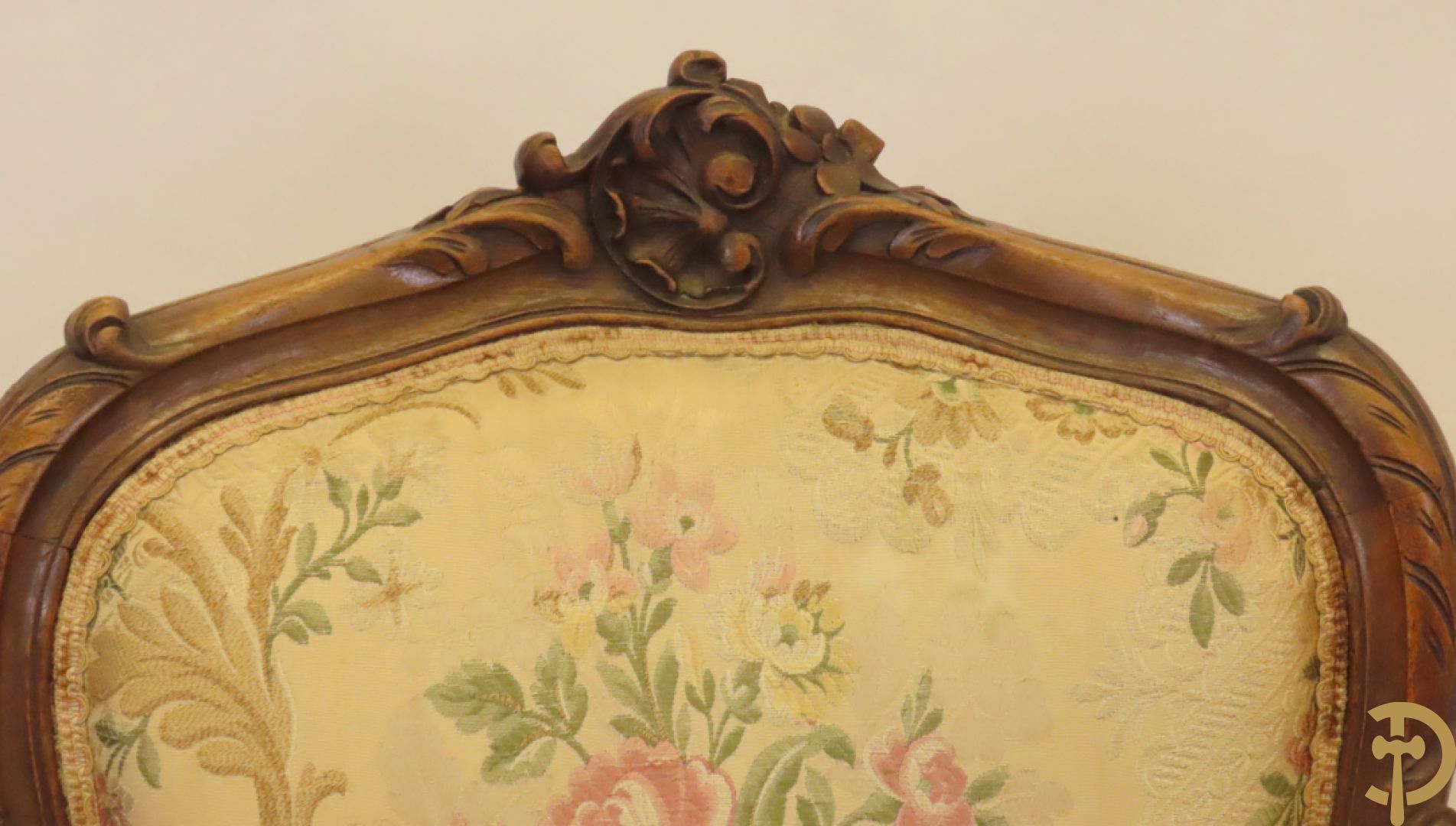 Vijfdelig Louis XV salonensemble in beuk bestaande uit tweezit, 2 armzetels en 2 stoelen