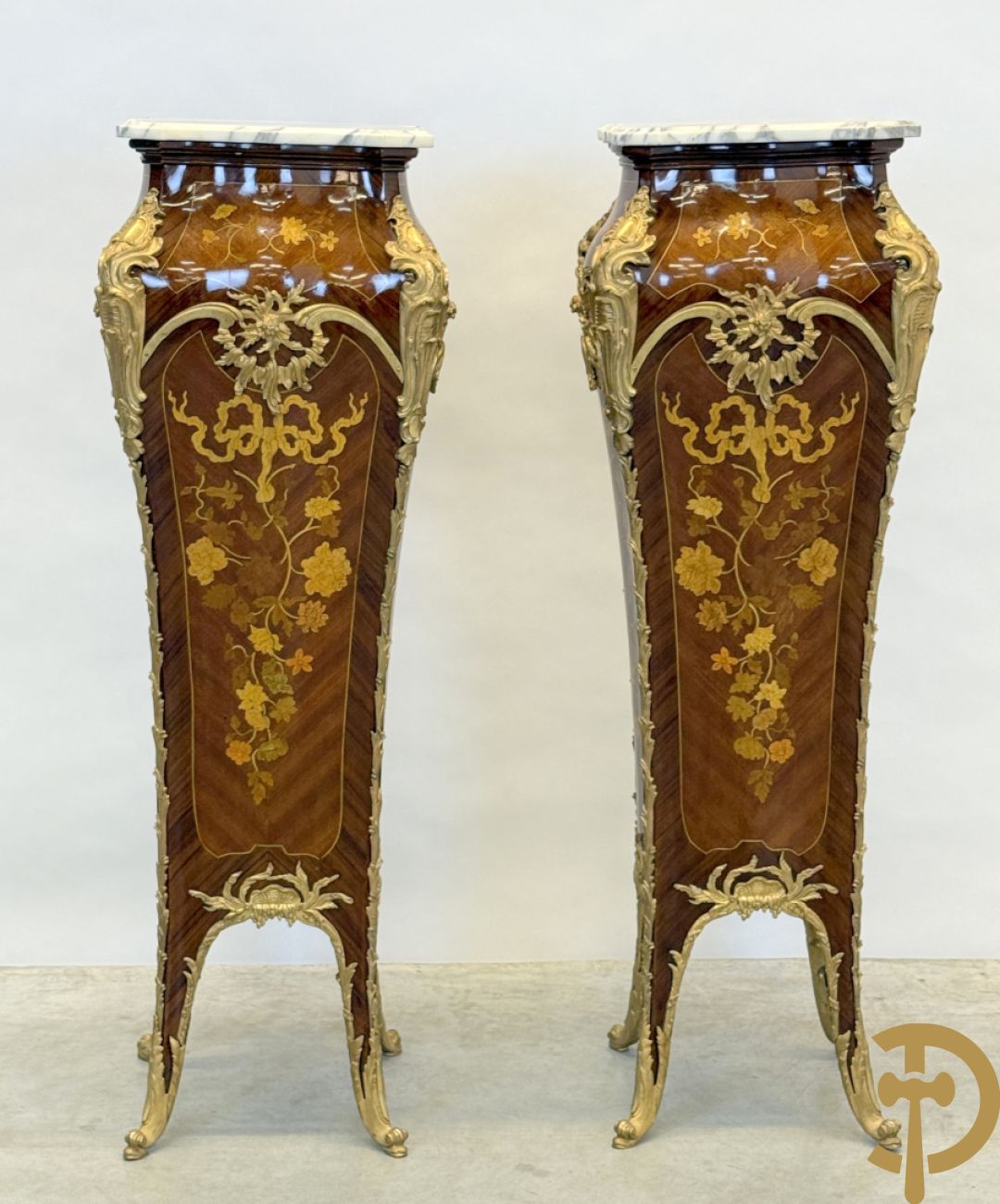 Paar notelaren gemarketteerde zuilen bezet met bronsbeslag en Louis XV motieven op voluutvormige poten - bovenaan met marmeren geaderd blad