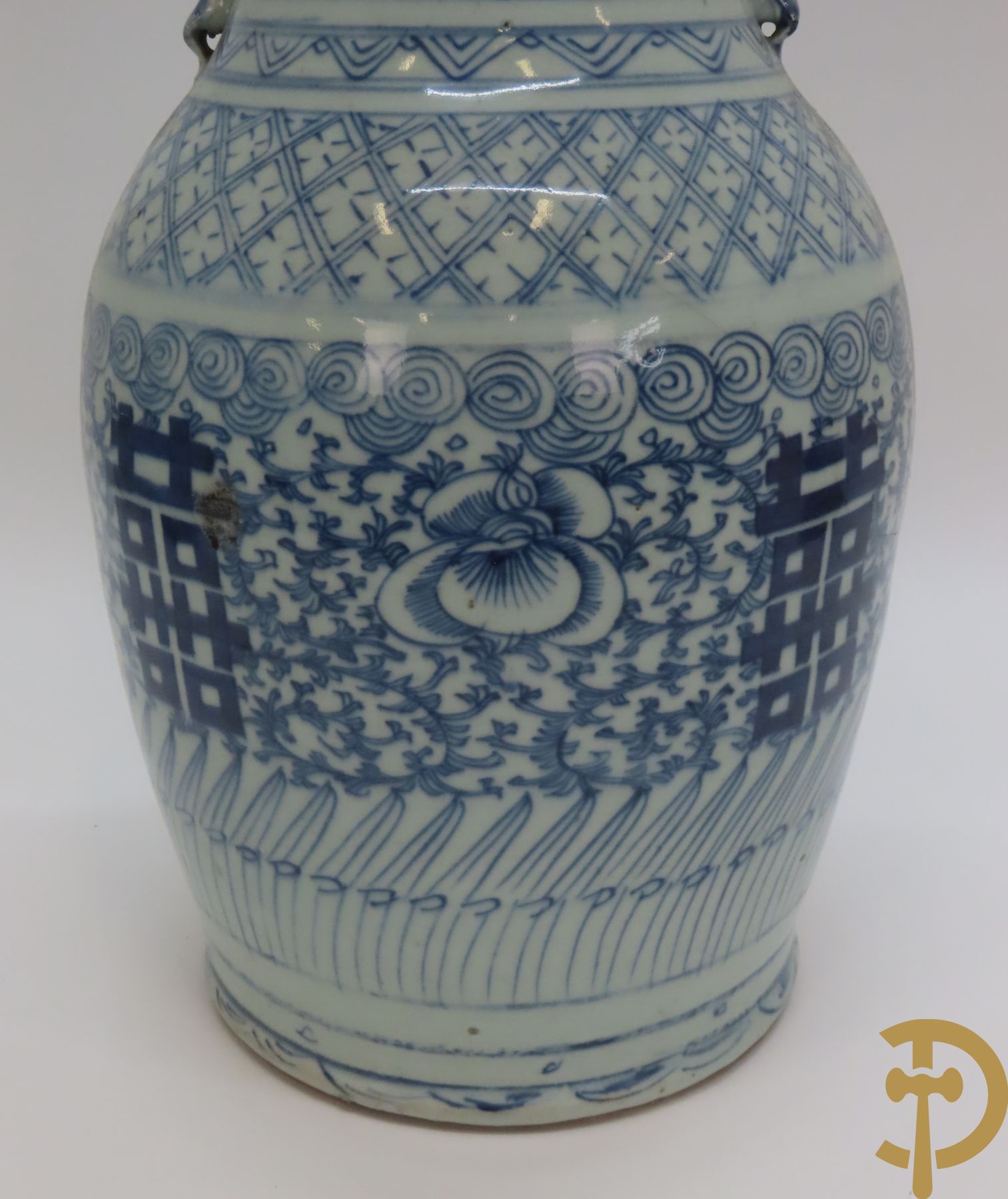 Twee Chinese porseleinen vazen met blauw/wit decor en Chinese tekens