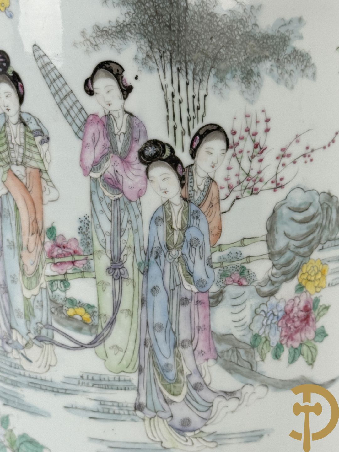 Paar Chinese porseleinen vazen met decor van dames in landschap