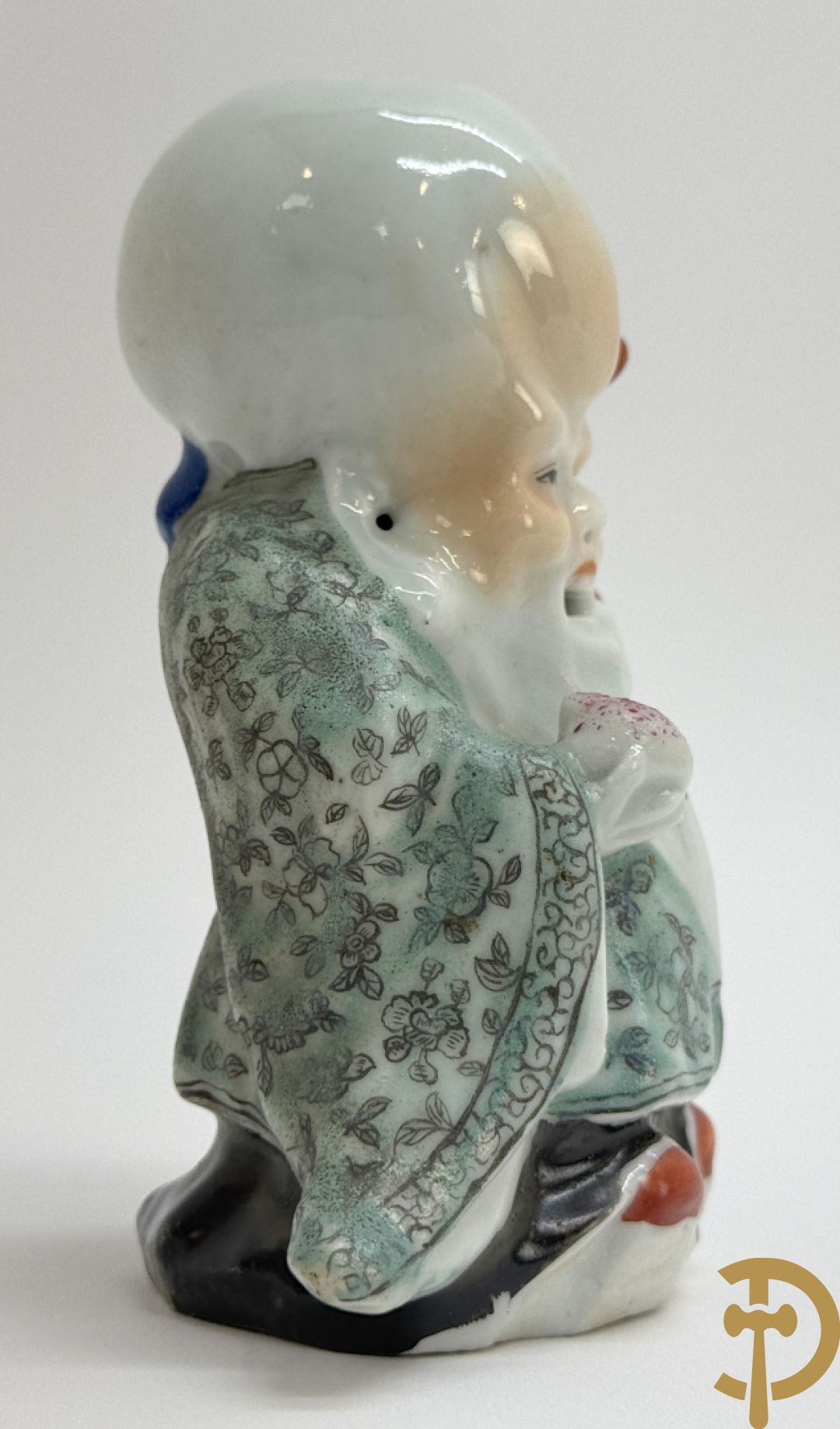 Vier Chinese porseleinen wijsgeren waarvan 1 gestempeld