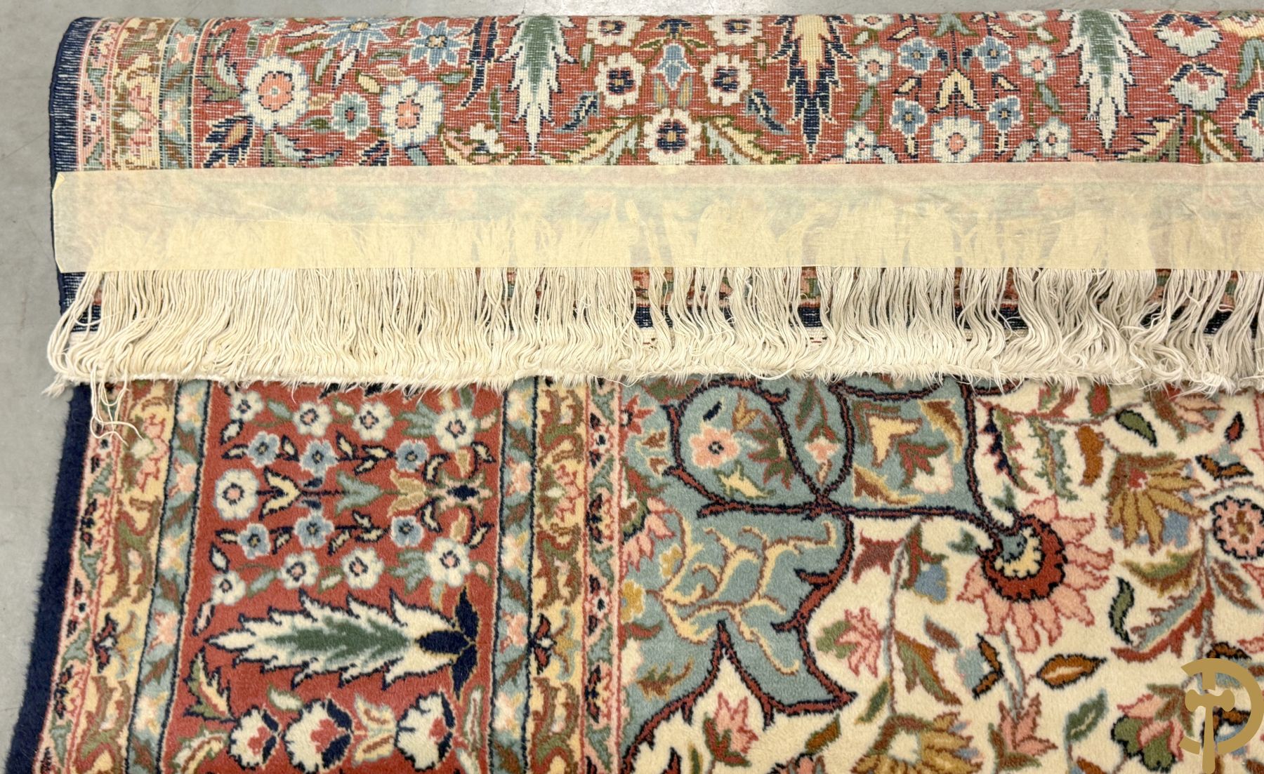 Oosters handgeknoopt tapijt met blauwe fond en bloemenmotieven