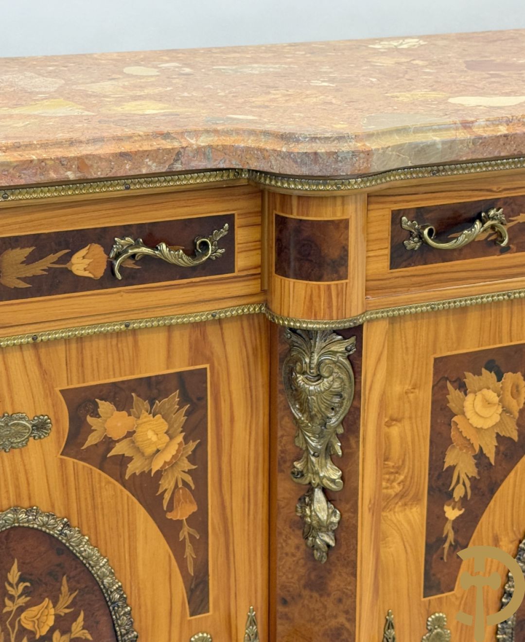 Notelaren driedeursdressoir met bloemenmarquetterie, bronsbeslag en marmeren blad