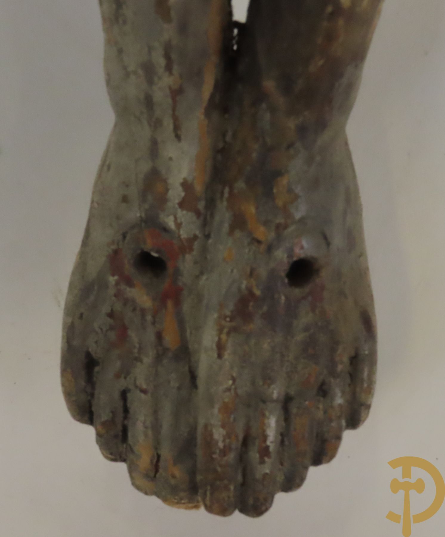 Vier houtgesculpteerde corpussen