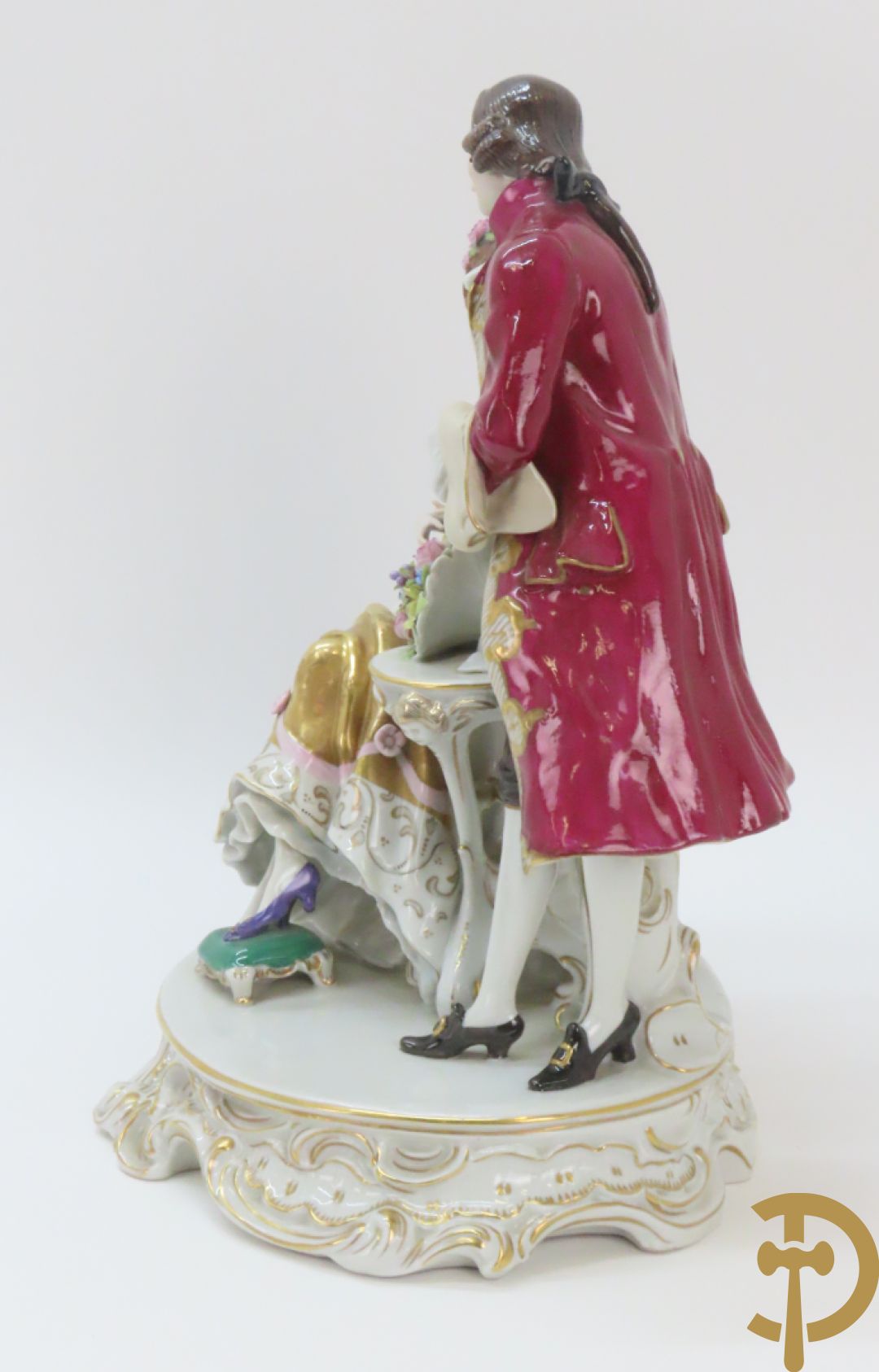 Porseleinen groep met zittende dame bij mandoline en heer met boeket bloemen, achteraan gemerkt Sax