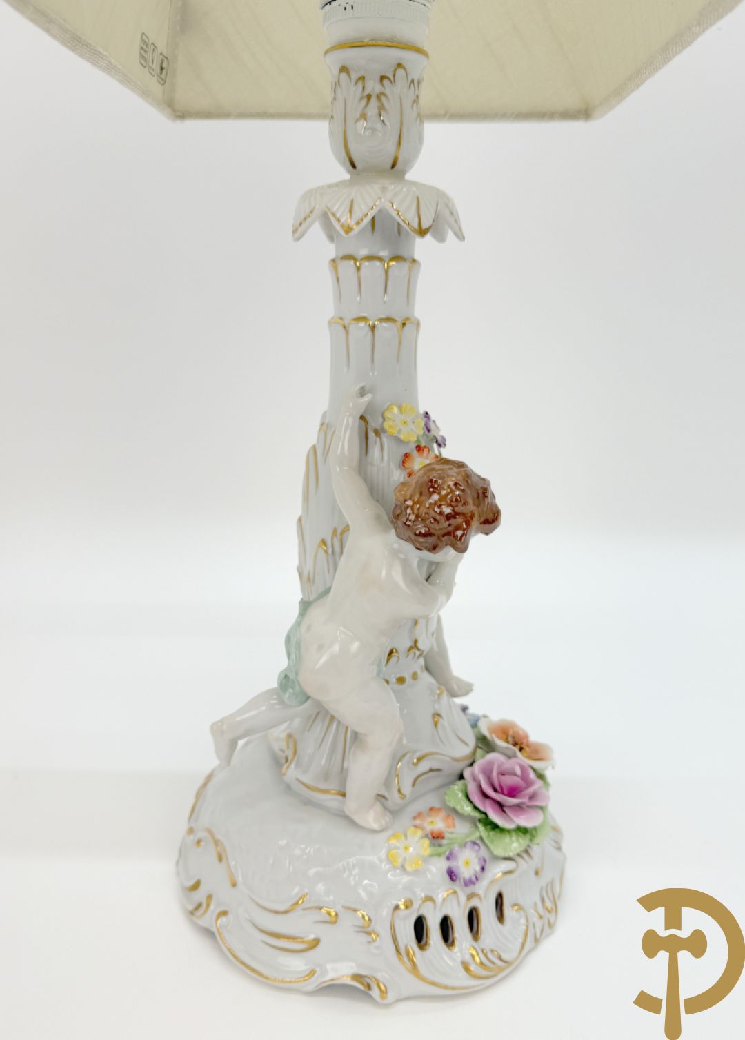 Porseleinen vijfarmige kandelaar met 2 cupido