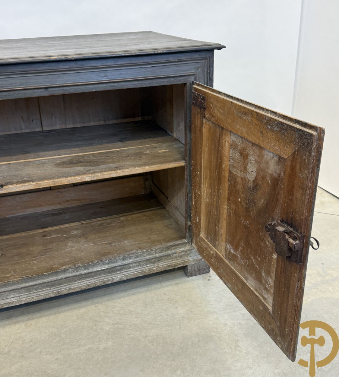 Gepatineerde tweedeursdresse met afgestoken panelen