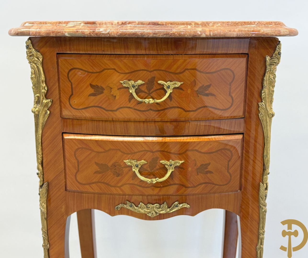 Paar notelaren Louis XV bijzetkastjes op hoge poten met 2 lades, bezet met bronzen ormamenten en marmeren blad