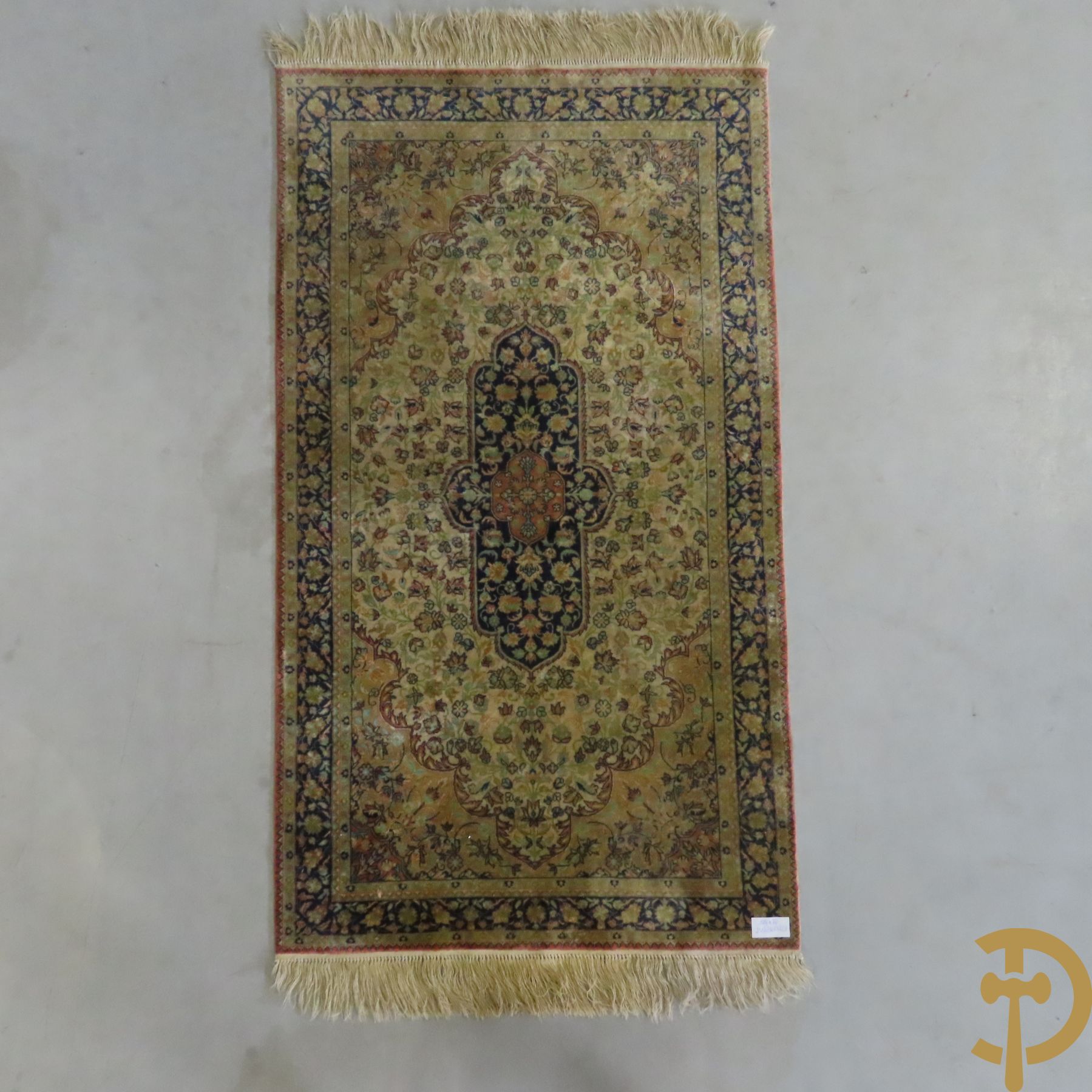 Oosters handgeknoopt zijden tapijt met centraal medaillon omgeven door bloemenpatronen
